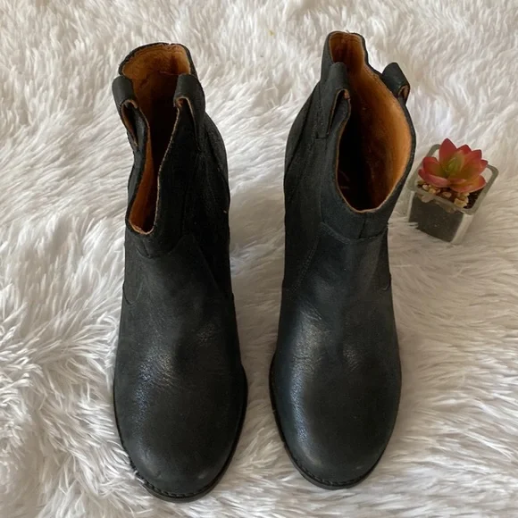 CLARKS | Artisan Black Leather Western Style heel ankle boots women’s 7 - Picture 4 of 8